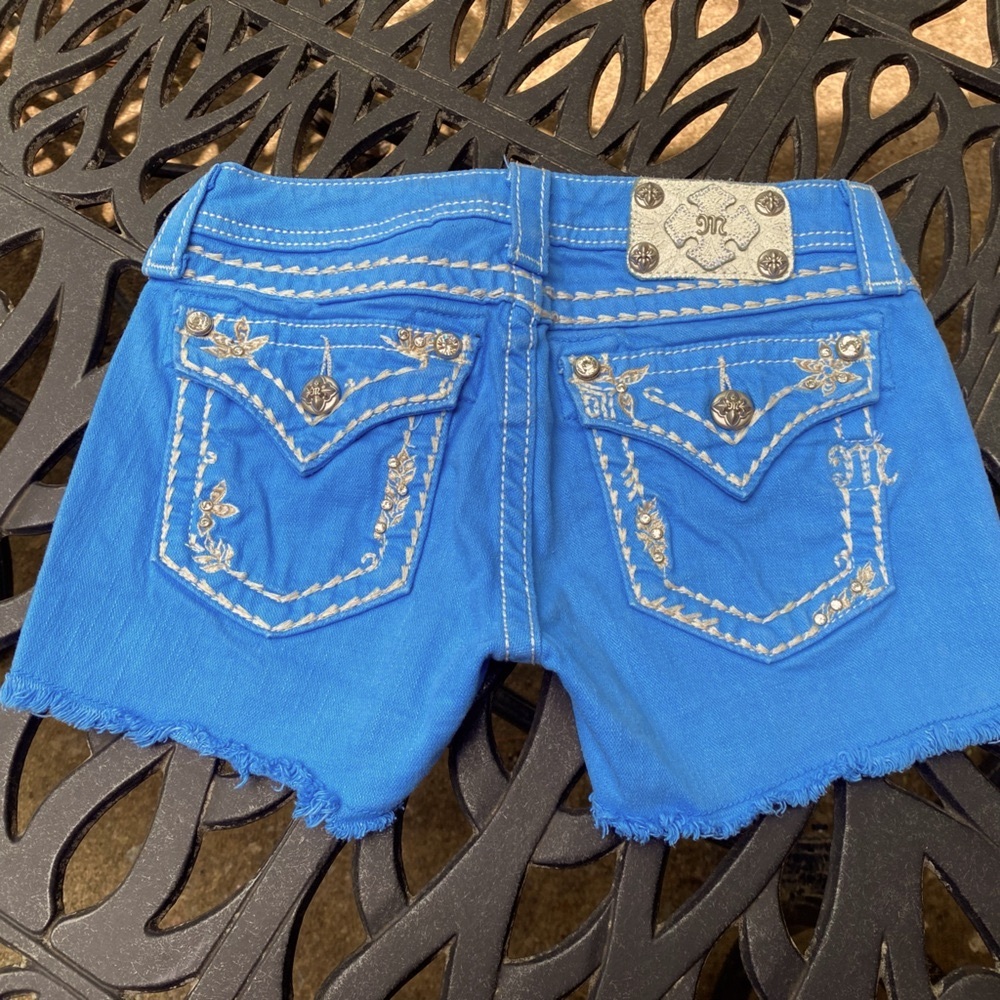 MISS ME SIZE 14 GIRLS FACTORY FRAYED SHORTS.